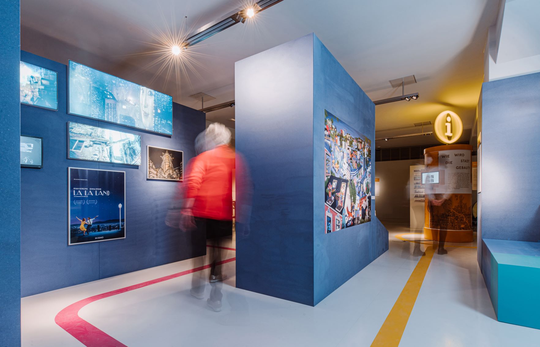 Tiefe Stra&szlig;enschluchten und verwinkelte Gassen machen das Ausstellungsdesign aus.