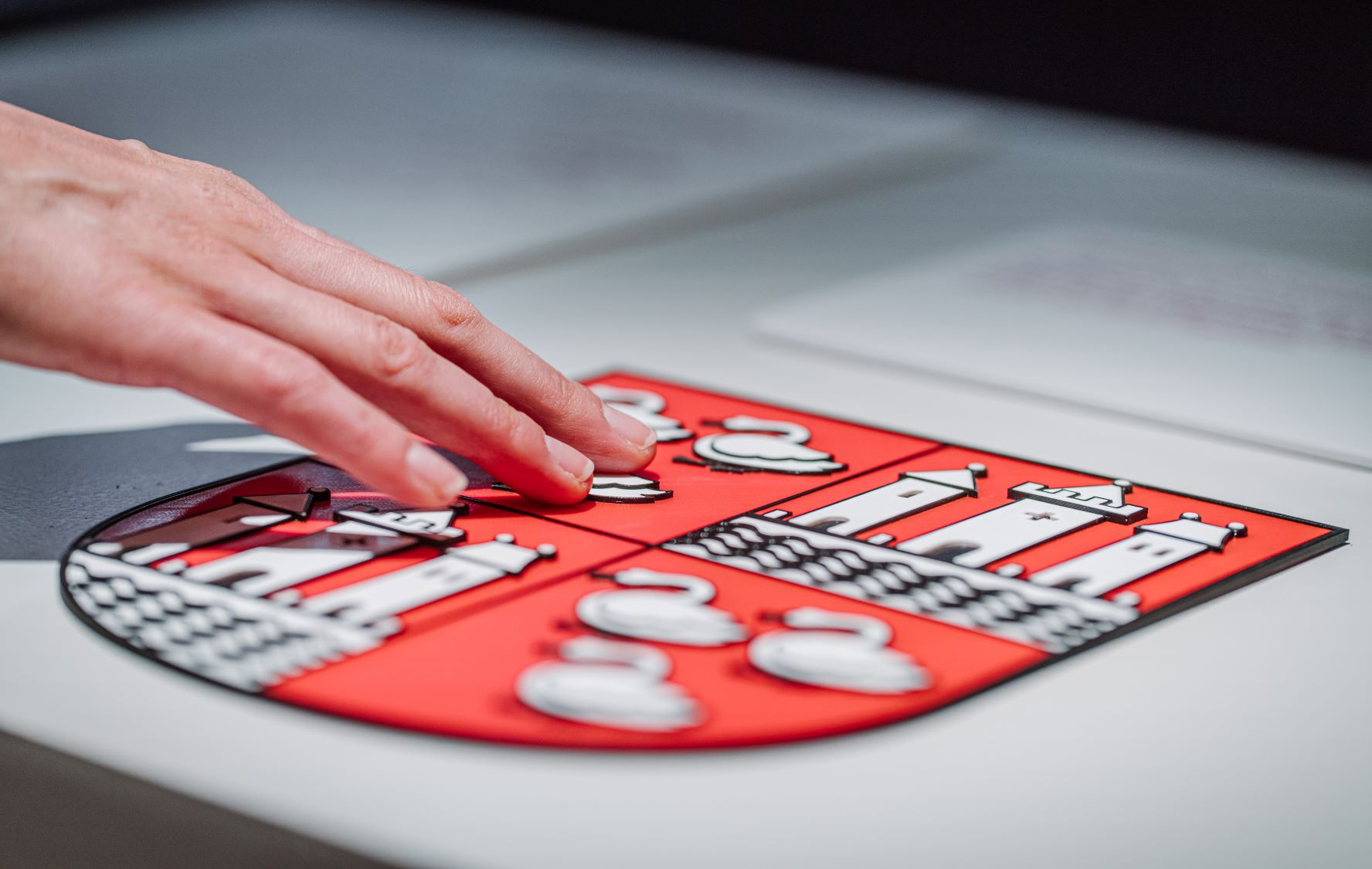 Finger f&uuml;hlen &uuml;ber das Tastobjekt Wappen der Stadt Zwickau