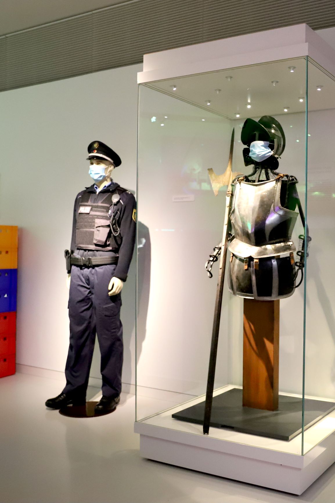 Neben einer Vitrine mit der R&uuml;stung einer Stadtwache aus dem 16. Jahrhundert steht eine Puppe mit einer modernen Polizeiuniform.