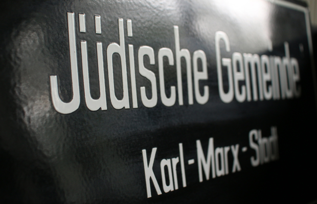 Foto eines Blechschildes mit der Aufschrift "Jüdische Gemeinde Karl-Marx-Stadt"