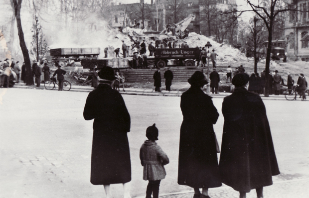 Citizens observe the final destruction of the Chemnitz Synagogue