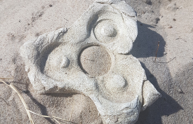 Kunstwerk von Ronny Szillo: Abdruck eines Spinners im Sand