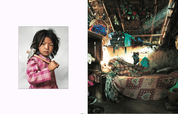 Das Bild zeigt links das Porträt eines Kindes mit strubbeligen dunklen Haaren. Es hält einen kleinen Hammer über der Schulter. Auf dem rechten Bild ist ein chaotischer Raum in einer Strohhütte mit einem Bett aus verschiedenen Decken.