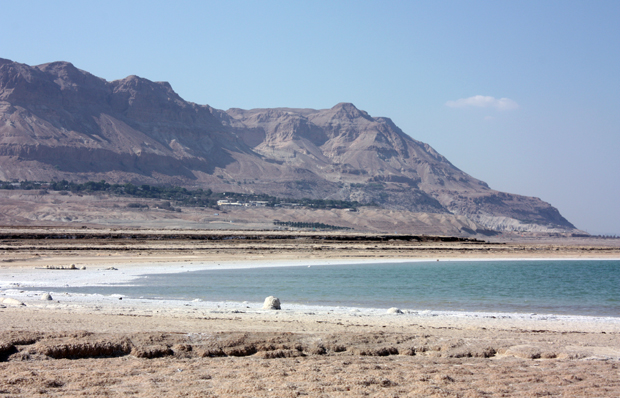 Das Bild zeigt das salzverkrustete Ufer des Toten Meeres © Martin Peilstöcker