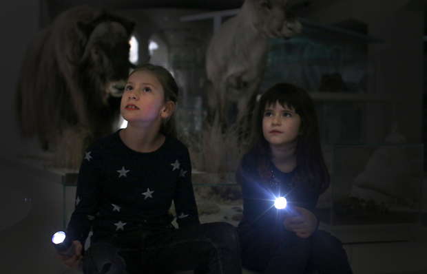 Das Bild zeigt zwei Mädchen mit Taschenlampen im smac. Foto: Annelie Blasko