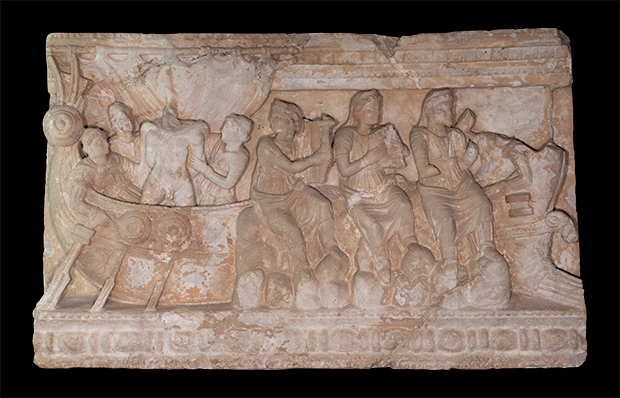 Steinrelief mit einer Szene aus der Odyssee: Odysseus wird an den Mast seines Schiffes gebunden. Die Sirenen schwimmen im Meer. Steinrelief mit einer Szene aus der Odyssee: Odysseus wird an den Mast seines Schiffes gebunden. Die Sirenen schwimmen im Meer.
