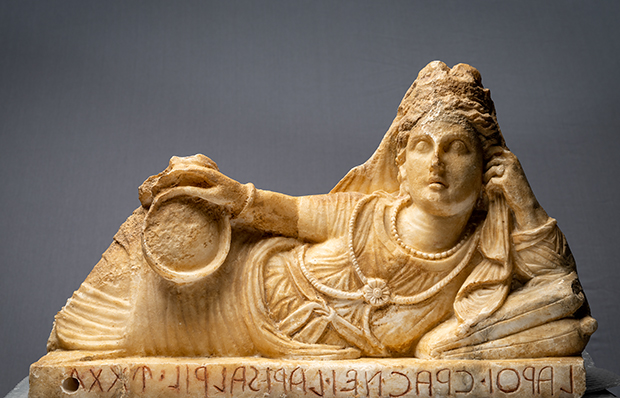 Liegende weibliche Statue aus Alabaster, die sich auf ihren linken Ellbogen stützt. Sie trägt ein faltenreiches Gewand, viel Schmuck und einen Schleier. Liegende weibliche Statue aus Alabaster, die sich auf ihren linken Ellbogen stützt. Sie trägt ein faltenreiches Gewand, viel Schmuck und einen Schleier.