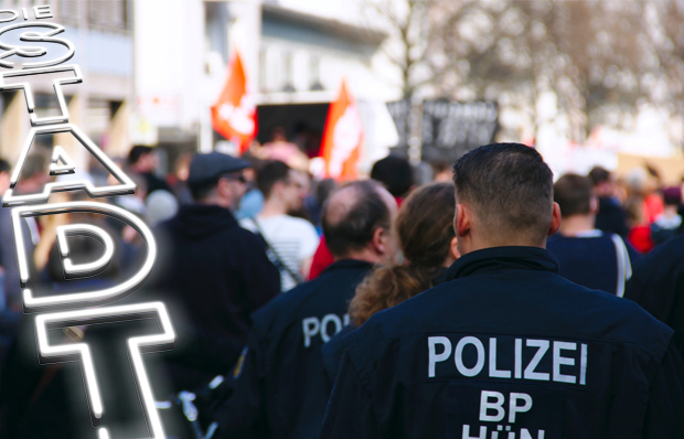 Demonstranten und Polizisten in einer Stadt