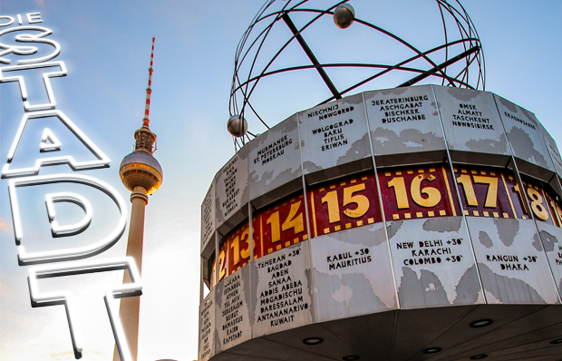 Berlin Alexanderplatz mit Weltzeituhr und Fernsehturm