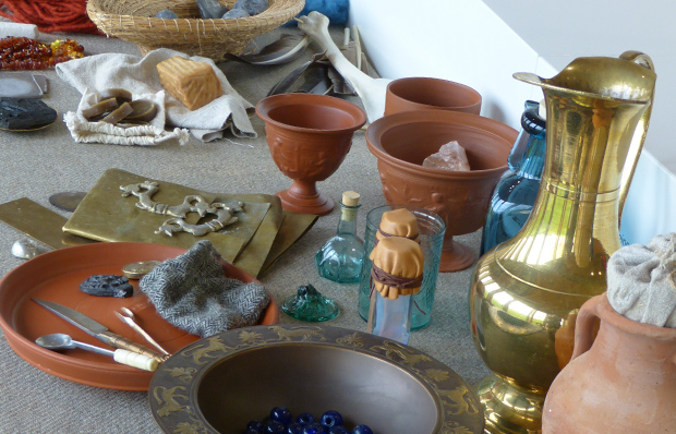 Das Bild zeigt Repliken von römischen und germanischen Handelswaren, zum Beispiel Geschirr und Stoffe. Foto: Markus Gruner