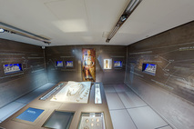 Blick in die 360°-Tour des smac: Bereich mit der Grabplatte des Wiprecht von Groitzsch. Hier sind vier Stationen seiner Lebensgeschichte dargestellt. Foto: smac | team360  