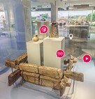 Screenshot des jungsteinzeitlichen Brunnens von Eythra, Lkr. Leipzig. Hier sind die verschiedenen Informationsebenen durch Icons dargestellt: 3D-Ansicht (Würfel), Objektinformation (Forscherbrille) und Video (Play-Button). Foto: smac | team360