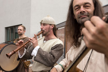 Die Combo »Fidelius« sorgt für mittelalterliche Jahrmarktstimmung mit nachgebauten Instrumenten. Foto: smac | László Farkas