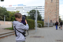 Moritz (11) testet die neue App »Chemnitz.ZeitWeise« des smac vor Ort am Roten Turm. Foto: LfA/smac, Annelie Blasko
