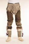 Tragetest der reproduzierten Hose mit ebenfalls nachgebauten Stiefeln und verzierten Bändern. Foto: Jan Kersten/DAI