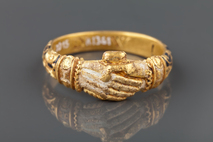 Goldener Fingerring aus einer Bestattung vom Dresdner Frauenkirchhof aus dem 17. Jh. Foto: smac | Jürgen Lösel