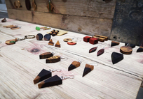 So könnten die individuellen Ohrringe aus Edelholz am Ende des Workshops aussehen. Foto: Caroline Kügler, Holzkombinat