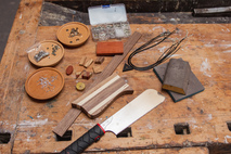 Rohstoffe und Werkzeug zum Fertigen von Ohrringen aus Edelhölzern. Foto: Caroline Kügler, Holzkombinat