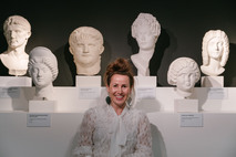 Ja, auch Frisuren sind Schmuck. Kuratorin Karina Iwe stellt sich in eine Reihe mit römischen Portraitköpfen, die alle sehr individuelle Frisuren aufweisen. Foto: LfA/smac, Johannes Richter 