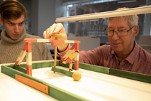 FSJ’ler Philipp Scheumann (links) und der Sammler Hans-Peter Hock bauen das einzigartige „Tisch Fußballspiel“ aus dem erzgebirgischen Deutschkatharinenberg von 1950 auf. Foto: LfA/smac, Jutta Boehme