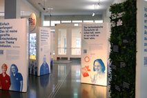 Blick in die Wanderausstellung „Weil Vielfalt fetzt“ im Foyer des smac – Staatliches Museum für Archäologie Chemnitz. Foto: smac/Annelie Blasko