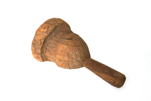 Schlägel aus Holz wurden als Werkzeug genutzt, vergleichbar mit dem heutigen Gummihammer. Dieses Exemplar aus dem 3. Jahrtausend v. Chr. stammt aus der Sammlung der Deutschen Orient-Gesellschaft. Foto: LfA/smac, Annelie Blasko