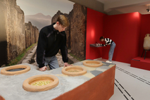 Rekonstruktion einer Garküche (Schnellimbiss) in der Ausstellung. In den Tresen sind Terracotta-Gefäße für die Speisen eingelassen. Foto: LfA/smac, Annelie Blasko