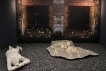 Skelette einer Frau und zweier Kinder: Sie starben durch eine pyroklastische Welle in Bootshäusern am Strand von Herculaneum. Foto: LfA/smac, Annelie Blasko 