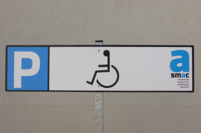 Ein Schild zeigt an, dass es sich um einen Behinderten-Parkplatz handelt.