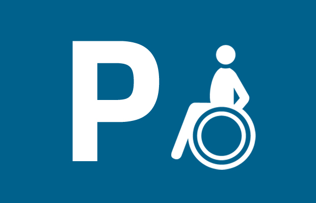 P für Parkplatz mit einem Rollstuhl-Piktogramm