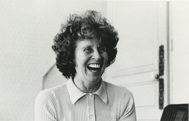 Älteres Foto, ca. von 1970, mit einer charismatischen Frau, die herzhaft lacht. Es ist Irmi Selver, die 1906 in Chemnitz geboren wurde und über viele tragische Umwege nach Amerika kam.