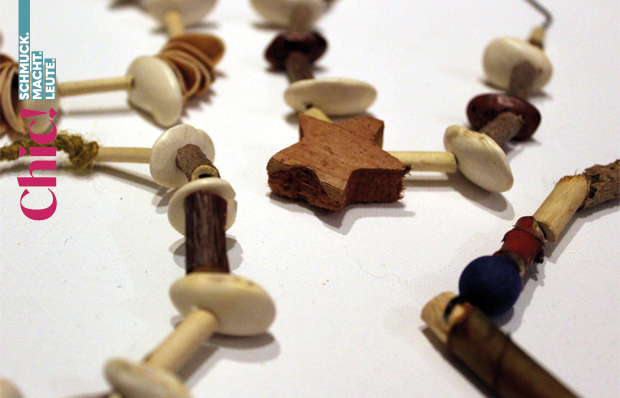 Das Foto zeigt selbstgebastelte Ketten mit Holzperlen in verschiedenen Formen.