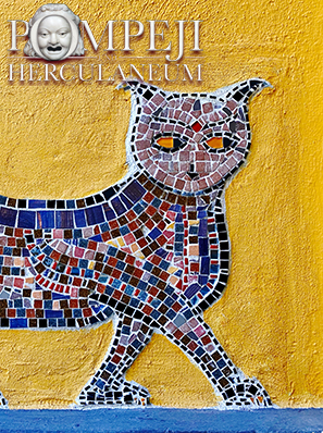Buntes Mosaik einer Katze auf gelbem verputzten Stein.