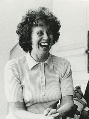Älteres Foto, ca. von 1970, mit einer charismatischen Frau, die herzhaft lacht. Es ist Irmi Selver, die 1906 in Chemnitz geboren wurde und über viele tragische Umwege nach Amerika kam.